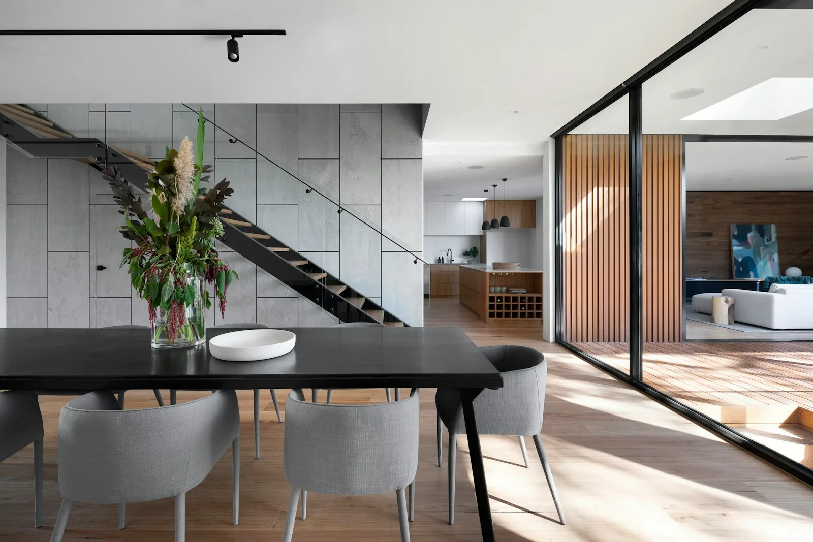 Interior luminoso abierto a un jardín, con materiales naturales y arquitectura contemporánea